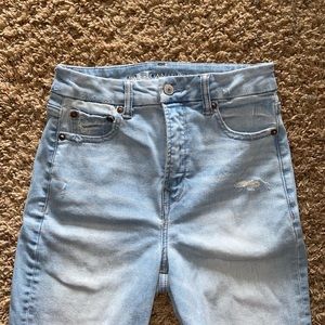light blue NWOT high waisted distressed jeans 🦋